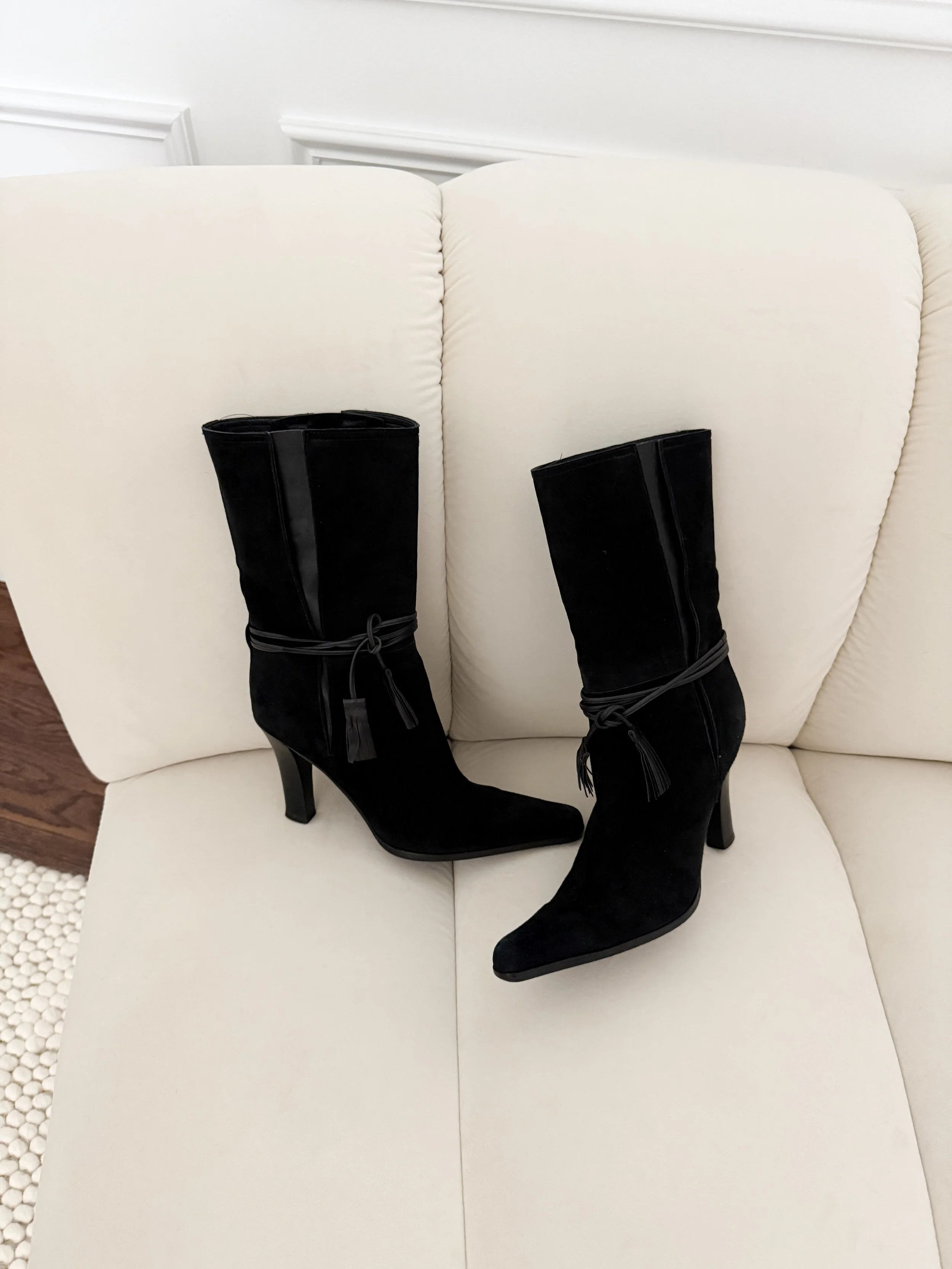 靴 Vintage Chanel Black Suede Heels Chanel Vintage Black Satin CC Logo Heels – Amarcord Vintage